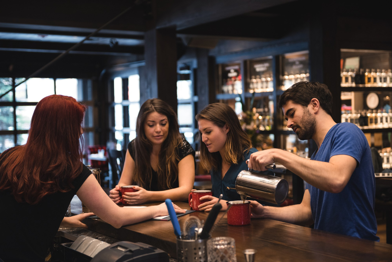 Sorties Sortir en Soirée : L’Art de Chiller dans les Bars 🍻🎶